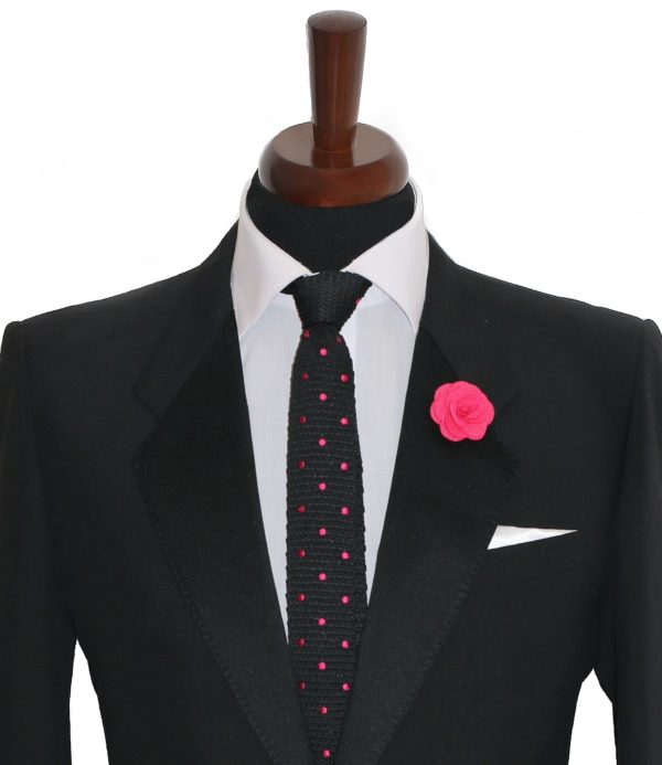 Čierna kravata s ružovými bodkami