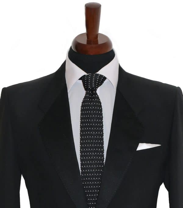 Čierna bodkovaná kravata pletená