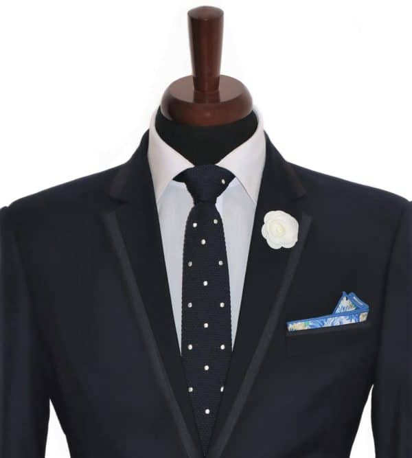 Modrá bodkovaná kravata pletená