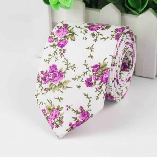 Biela pánska kravata s fialovými kvetmi