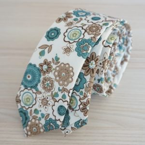 Pánska vzorovaná kravata s kvetinami