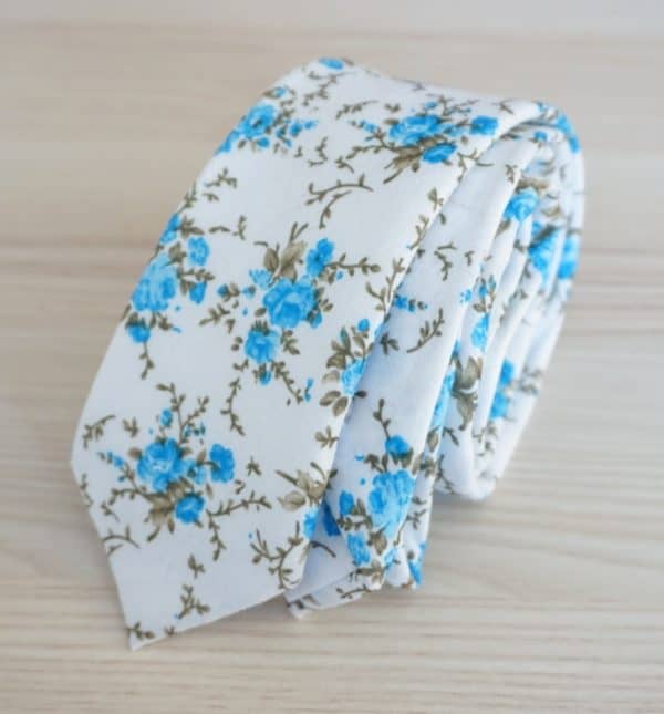 Pánska kravata biela s modrými kvetmi