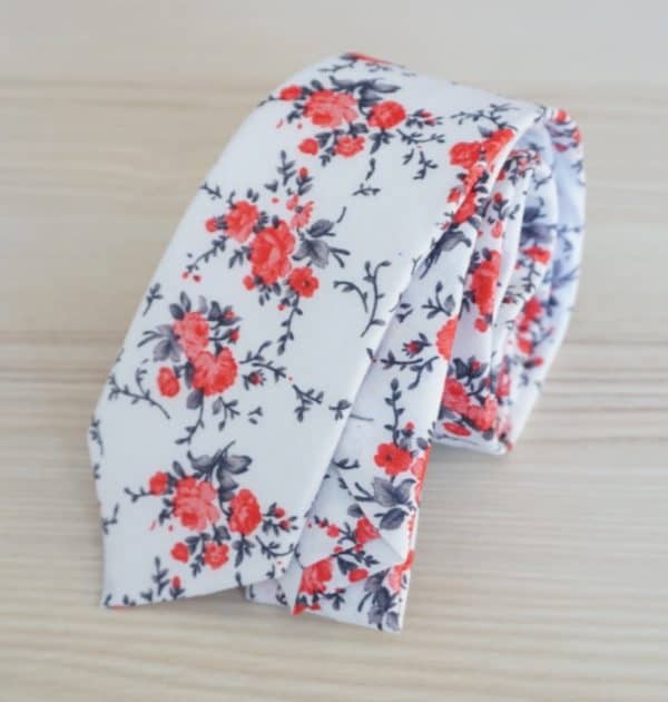 Biela pánska kravata s červenými kvetmi