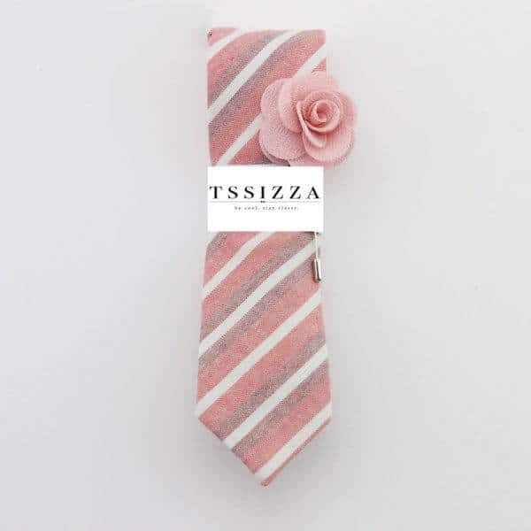 Pásikavá kravata meruňkovej farby s lososovou ozdobou do klopy