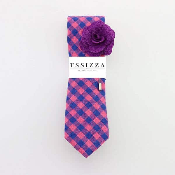 Ružovo modrá károvaná kravata s fialovou ozdobou do klopy