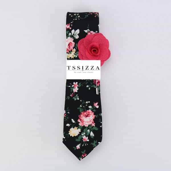 Čierna kvetovaná kravata s ružovou ozdobou do klopy