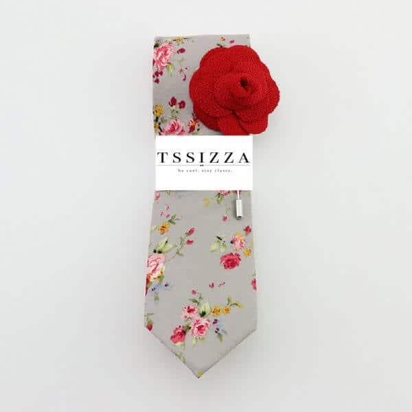 Šedá kvetovaná kravata s červenou ozdobou do klopy