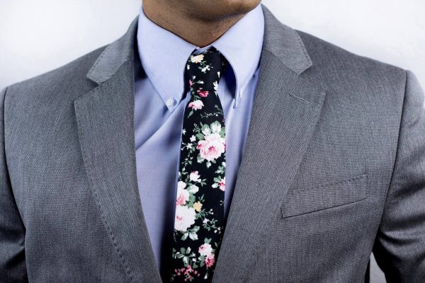 Čierna kravata kvetovaná